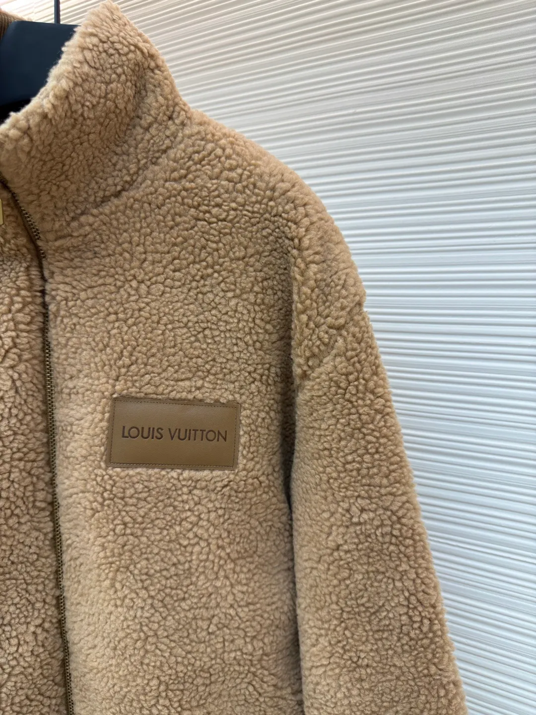 LOUIS VUITTON Teddy sheep wool blended suede tunic jacket ●Authentic product: Purchased and developed by 16999 ●Item number: 1680678-B70 ●Fabric: Lamb wool fabric ●Technology: Positioned cutting machine ●Version: Fitted version ●Weight: about 900 grams ●Size: S-M-L-XL ●Description: Made of high-quality lamb wool fabric, the fluff is fine and soft, rich to the touch, the fluff is tight and even, not easy to shed, ensuring the quality and durability of the jacket; the collar adopts a stand-up collar design, which has been treated with special technology to be stiff and stylish, which can protect the neck from cold wind; the brand on the zipper head The logo is exquisite and compact, adding to the beauty of the details; the brand leather patch on the left chest is made of high-quality material, and the embossed brand logo is clear and three-dimensional, with full texture, which enhances the recognition and high-end sense of the jacket; during the sewing process, the stitches are fine and even, especially the splicing of the lamb wool fabric, which is smooth and firm. The overall wiring is straight and delicate, the fabric is comfortable and soft, and the color is consistent without color difference. It can be matched with the same style to create a fashionable look and control various occasions. Customized accessories, complete with three standards, same style for men and women!